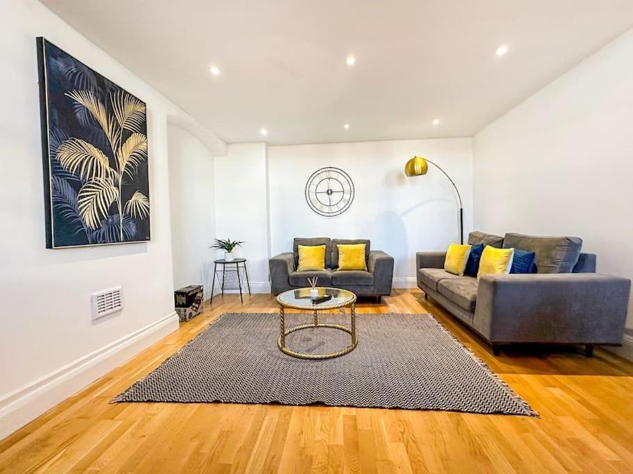 Newly Refurbished Luxury 3 Bedroom Apartment London Bagian luar foto